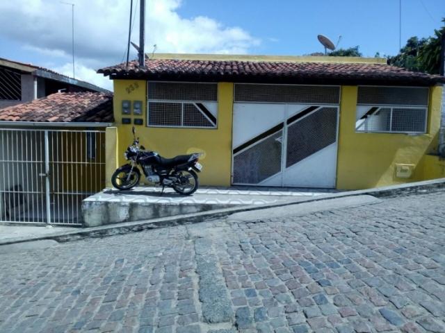 Fachada e garagem anexo